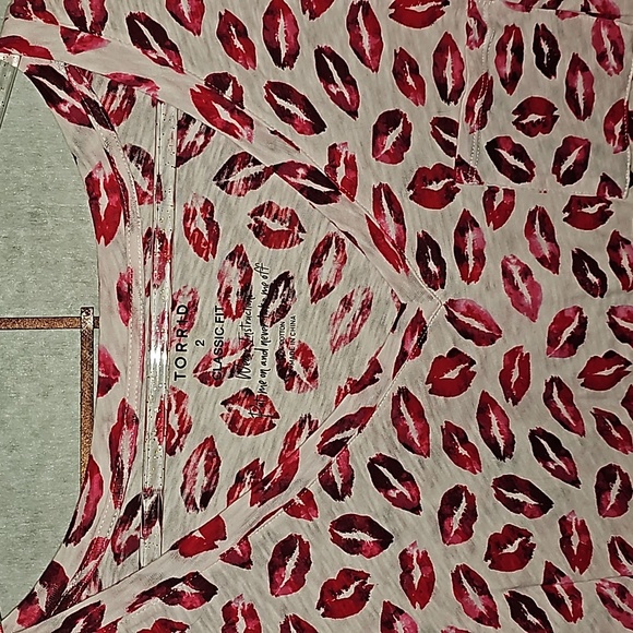 EUC Torrid tee - Picture 2 of 3